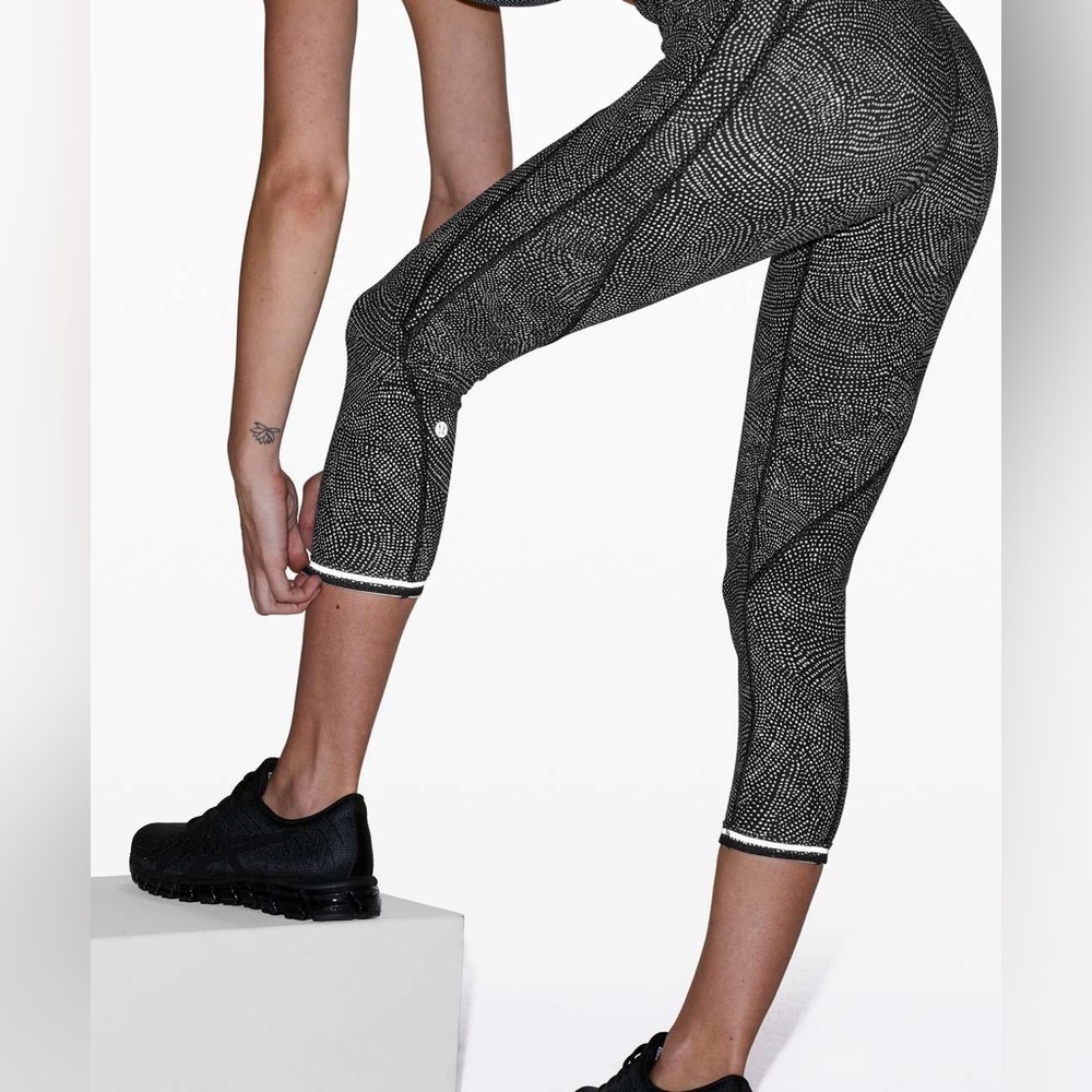 Lululemon Time To Sweat Crop in Free Spirit Alpine White Black - Size 8 - Picture 4 of 11